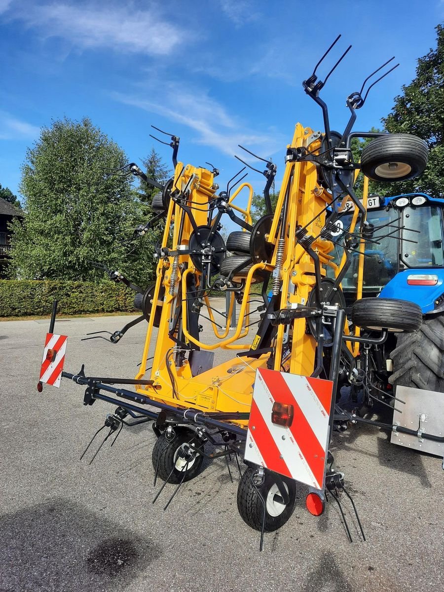 Kreiselheuer of the type New Holland PROTED 880 Zettwender, Neumaschine in Burgkirchen (Picture 2)