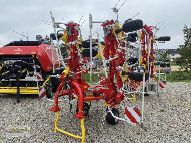 Kreiselheuer of the type Pöttinger HIT 8.81, Neumaschine in Senftenbach