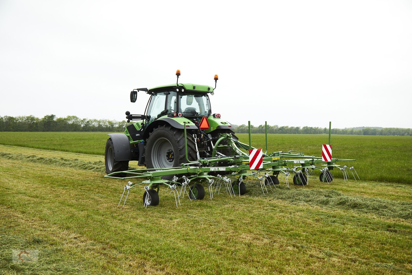 Kreiselheuer van het type PRONAR PWP 770 6-Kreisel 7,70m Heuwender, Neumaschine in Tiefenbach (Foto 3)