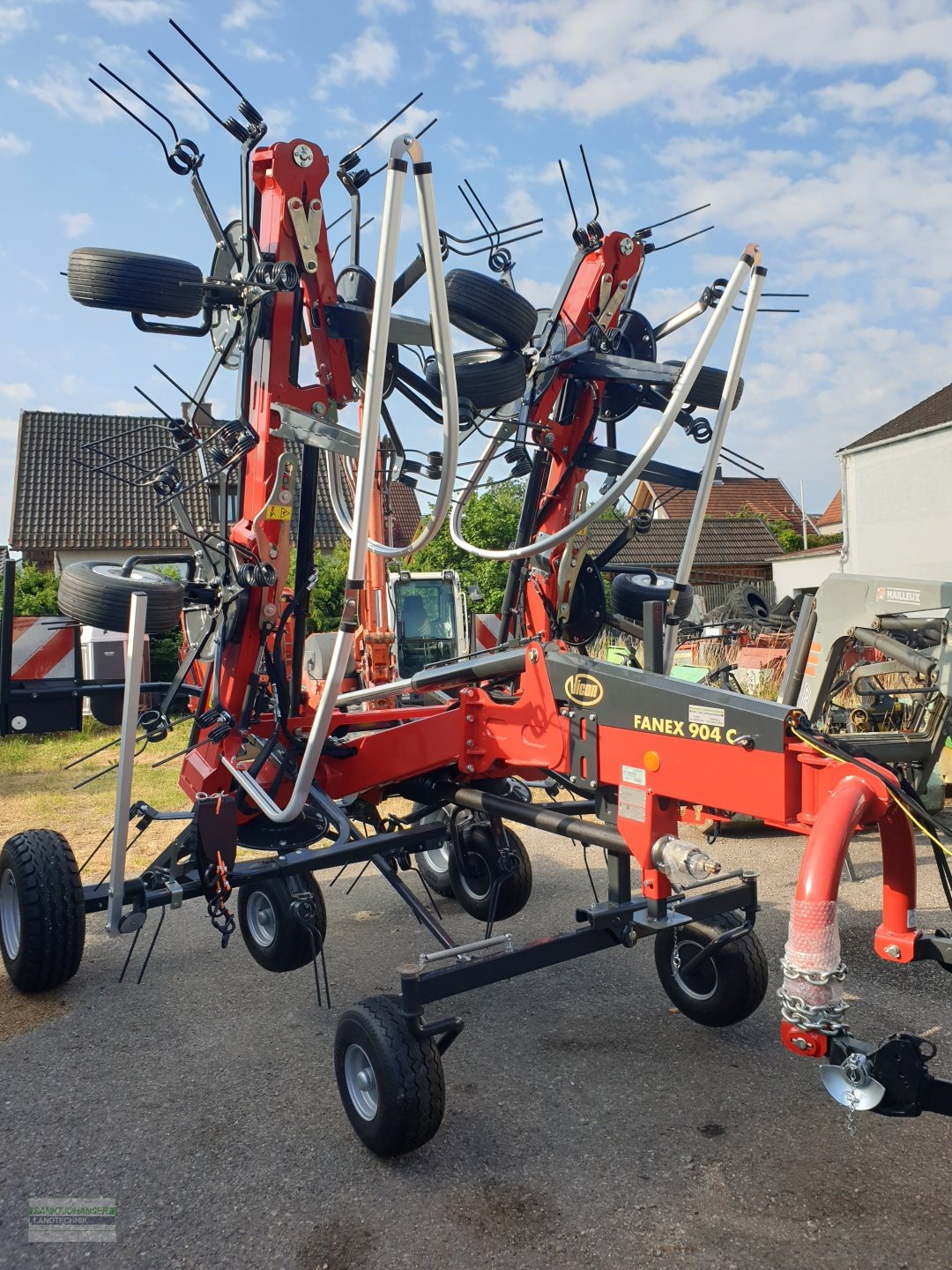 Kreiselheuer des Typs Vicon Fanex 904 C -mit Fahrwerk und Stützrädern-, Neumaschine in Diessen (Bild 1)