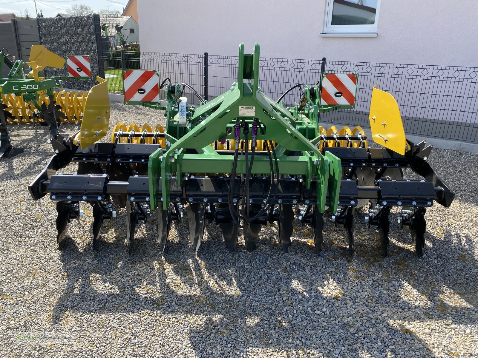 Kurzscheibenegge типа Kerner Helix H 300 mit Crackerwalze GCW 600/150, integrierter Messerschiene, Neumaschine в Nördlingen (Фотография 4)