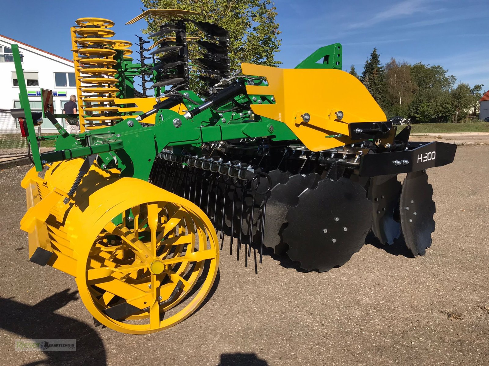 Kurzscheibenegge van het type Kerner Scheibenegge Helix H 300 und 450 mit Crackerwalze GCW 600/150 und integrierter Messerschiene, Neumaschine in Nördlingen (Foto 6)