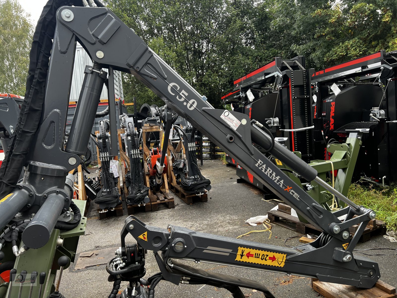 Ladekrane & Rückezange des Typs Farma C 5.0 X-Cel Dreipunktkran, Neumaschine in Regen (Bild 4)