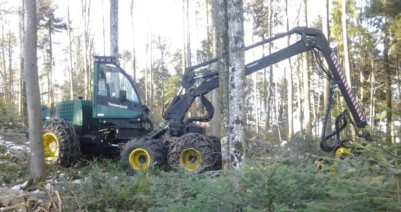 Ladekrane & Rückezange van het type John Deere 1470 D, Gebrauchtmaschine in Courrendlin (Foto 5)