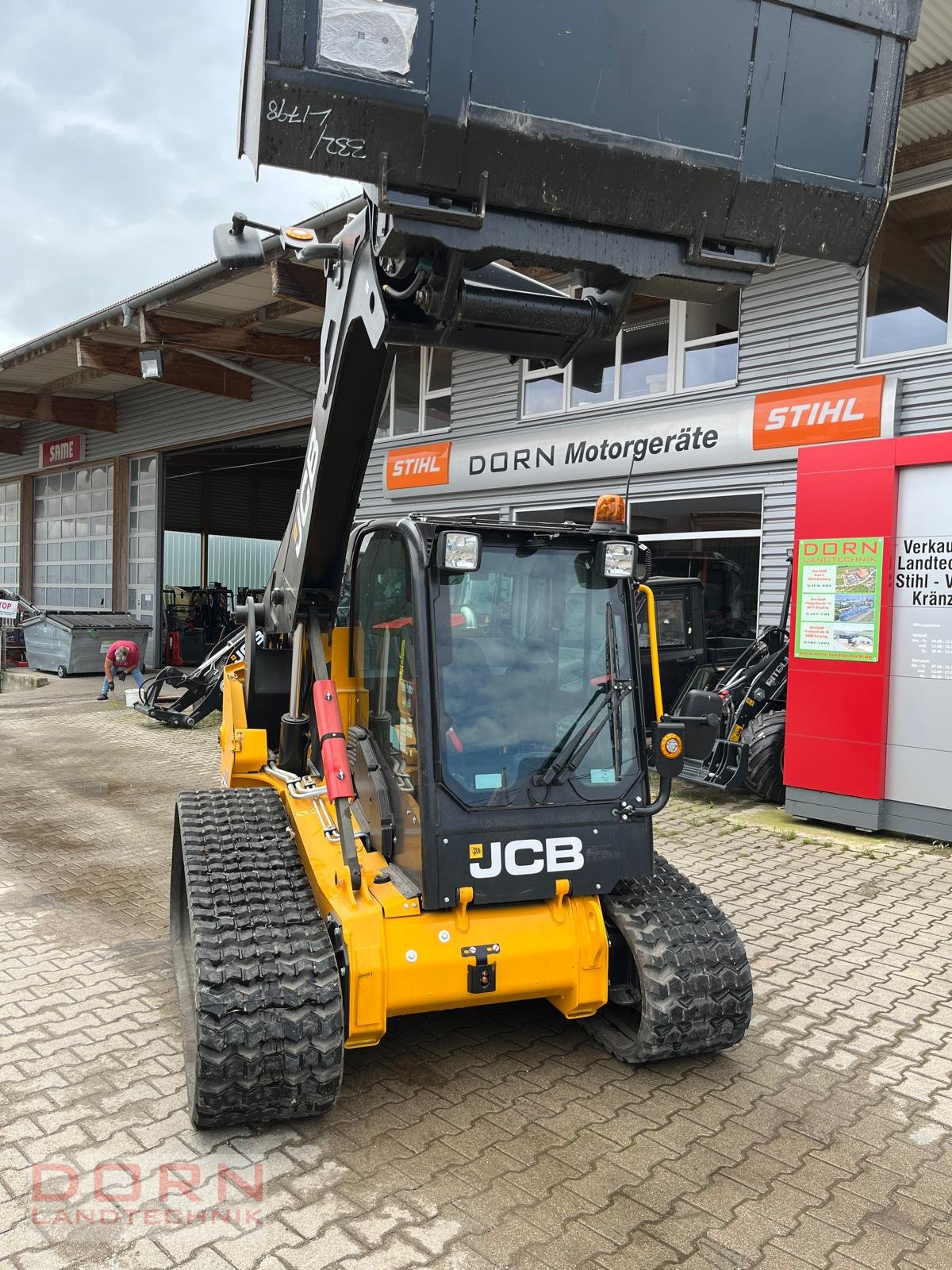 Laderaupe van het type JCB T 270, Neumaschine in Bruckberg (Foto 8)