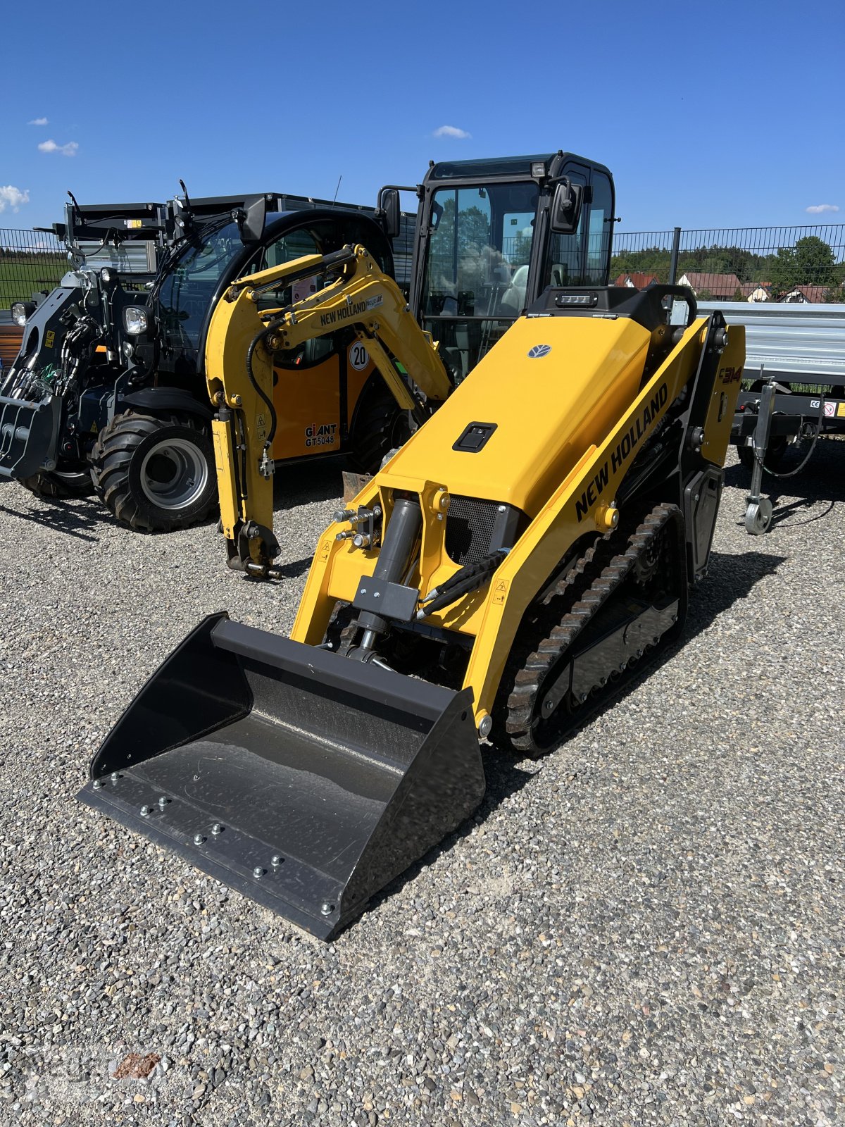 Laderaupe of the type New Holland C314, Neumaschine in Bad Waldsee Mennisweiler (Picture 1)