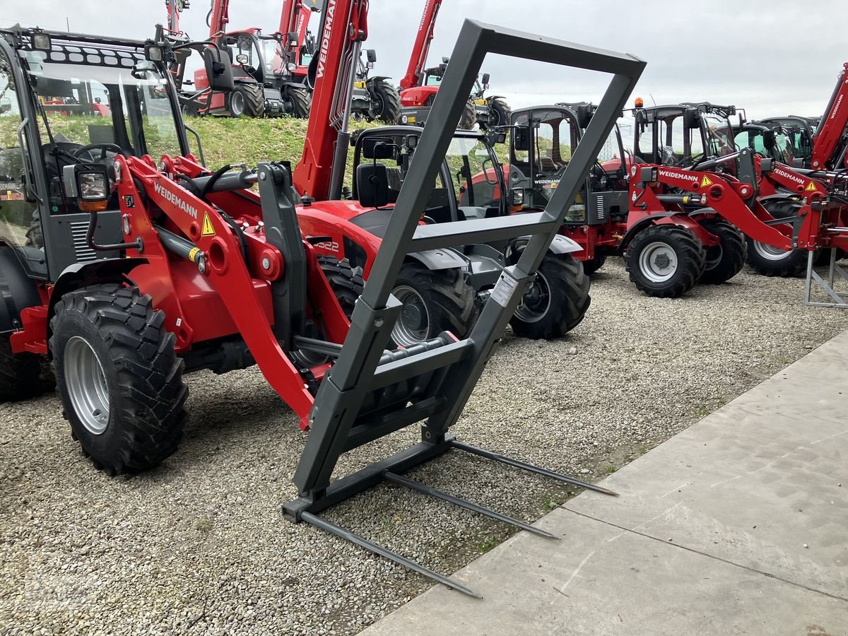 Ladeschaufel van het type Weidemann  Großballengabel, Neumaschine in Burgkirchen (Foto 1)