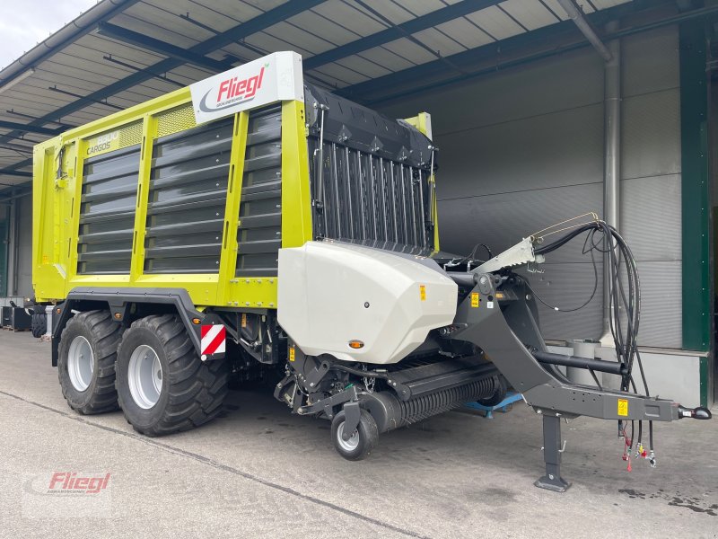 Ladewagen του τύπου Fliegl Cargos 8300, Neumaschine σε Kirchdorf bei Haag (Oberbayern) (Φωτογραφία 1)