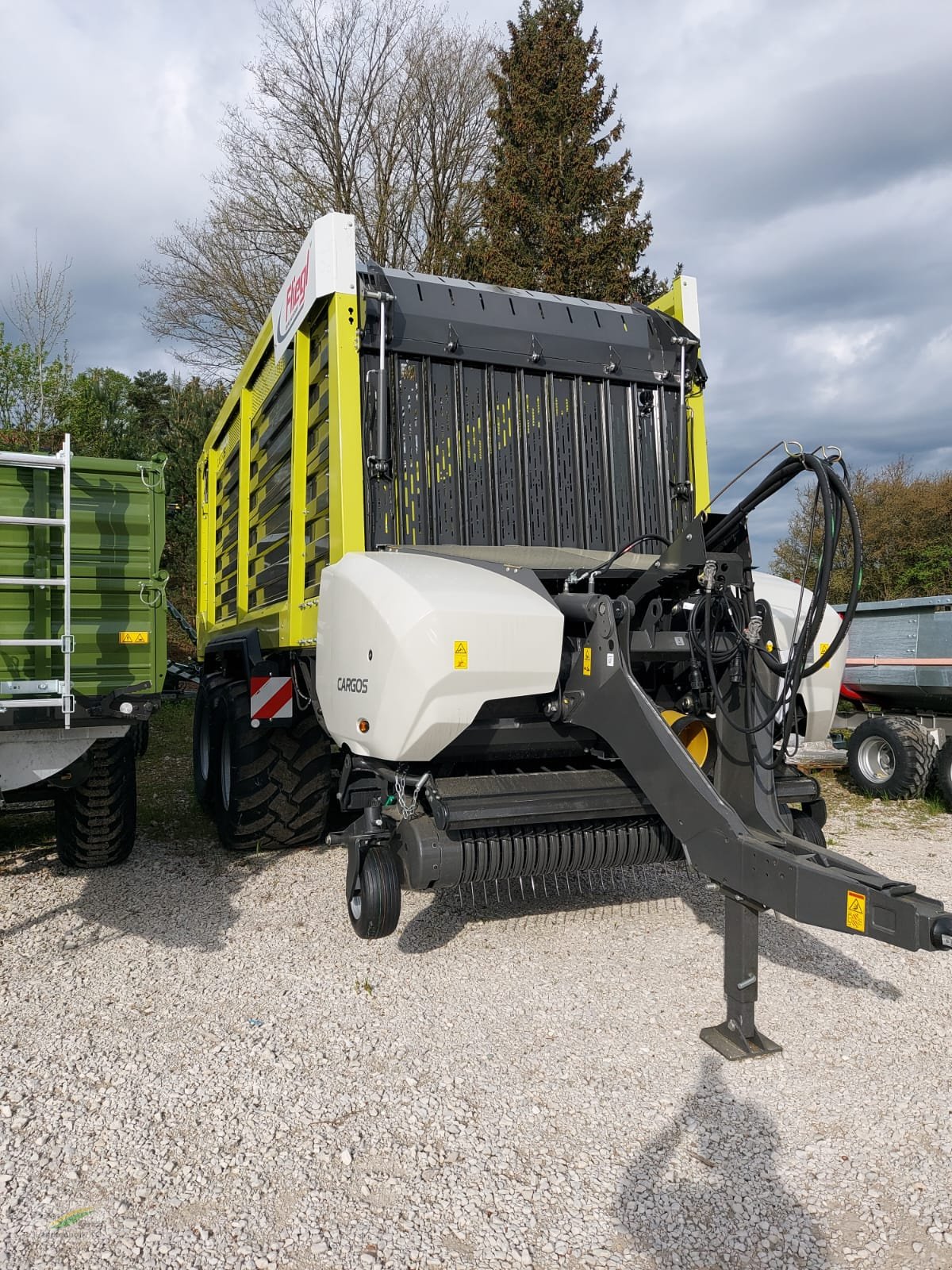 Ladewagen des Typs Fliegl Cargos 8400 Tandem, Neumaschine in Pegnitz-Bronn (Bild 2)