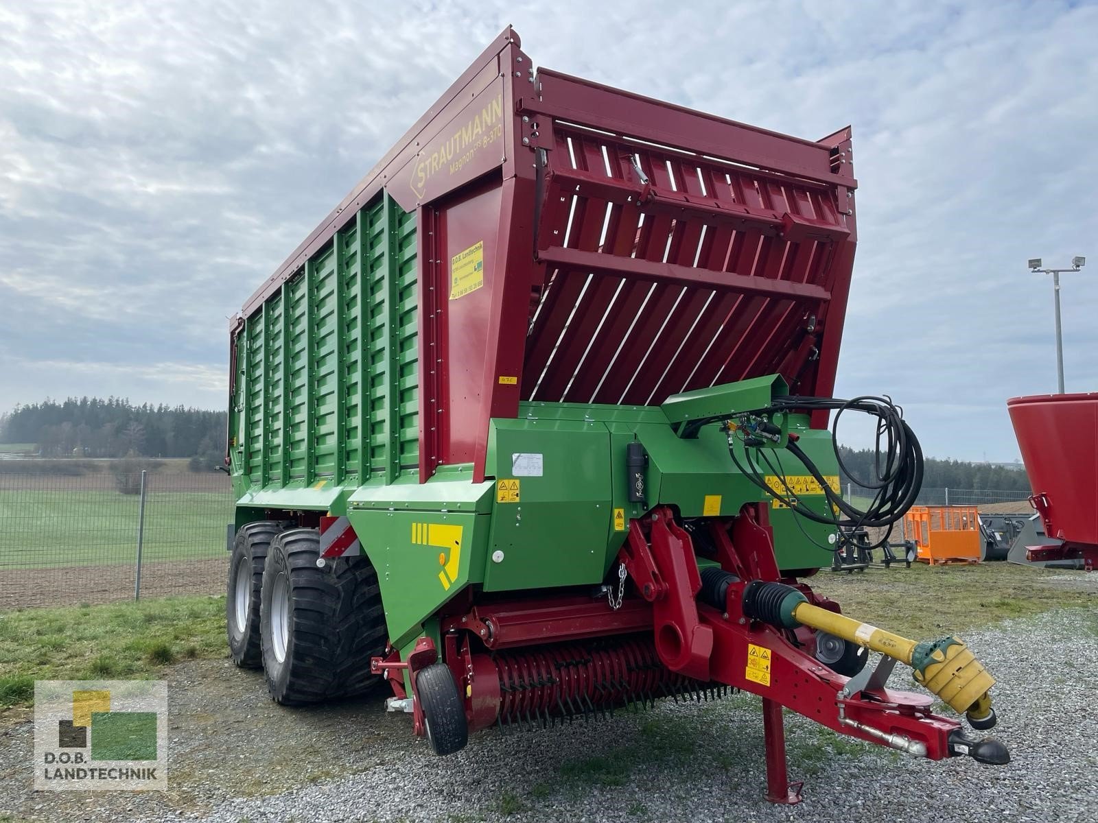 Ladewagen van het type Strautmann Magnon CFS 8-370, Neumaschine in Lauterhofen (Foto 1)