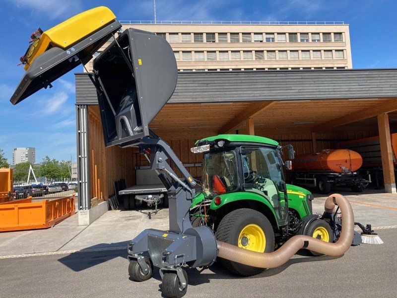 Laubsauggerät & Blasgerät του τύπου Matev Matev Laubsaugdüse LRM-HY120 und Grasaufnahme Matev CLS-H 1000 Liter, Ausstellungsmaschine σε Regensdorf (Φωτογραφία 1)