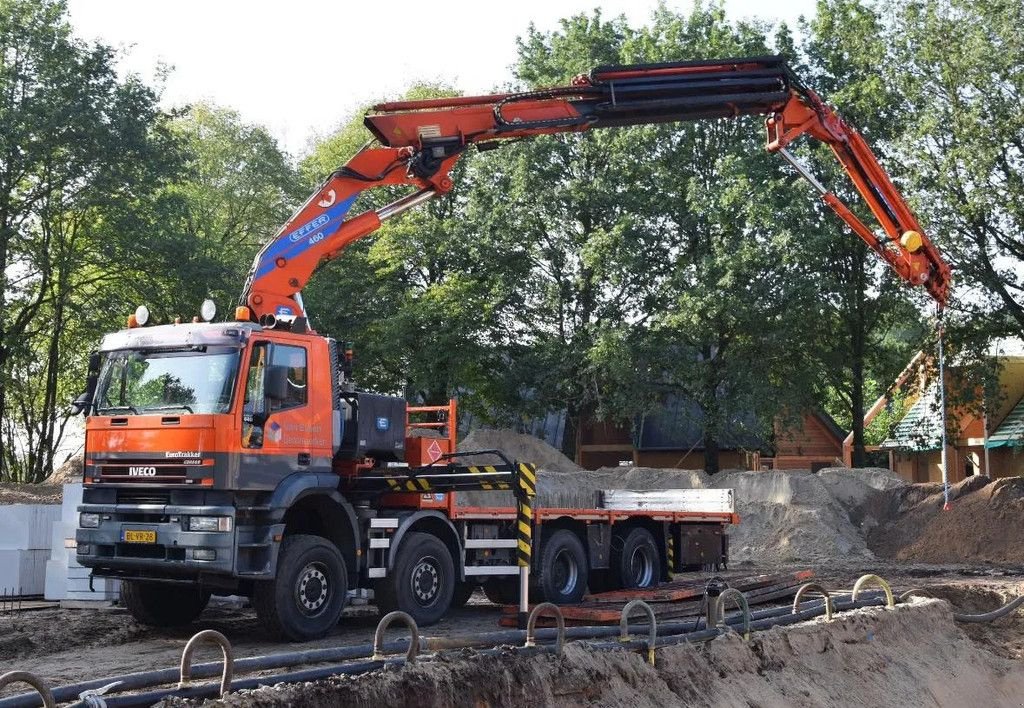 LKW des Typs Iveco Trakker 410 8X8 + Effer 460/6s + Fly Jib 4s, Gebrauchtmaschine in Harskamp (Bild 2)