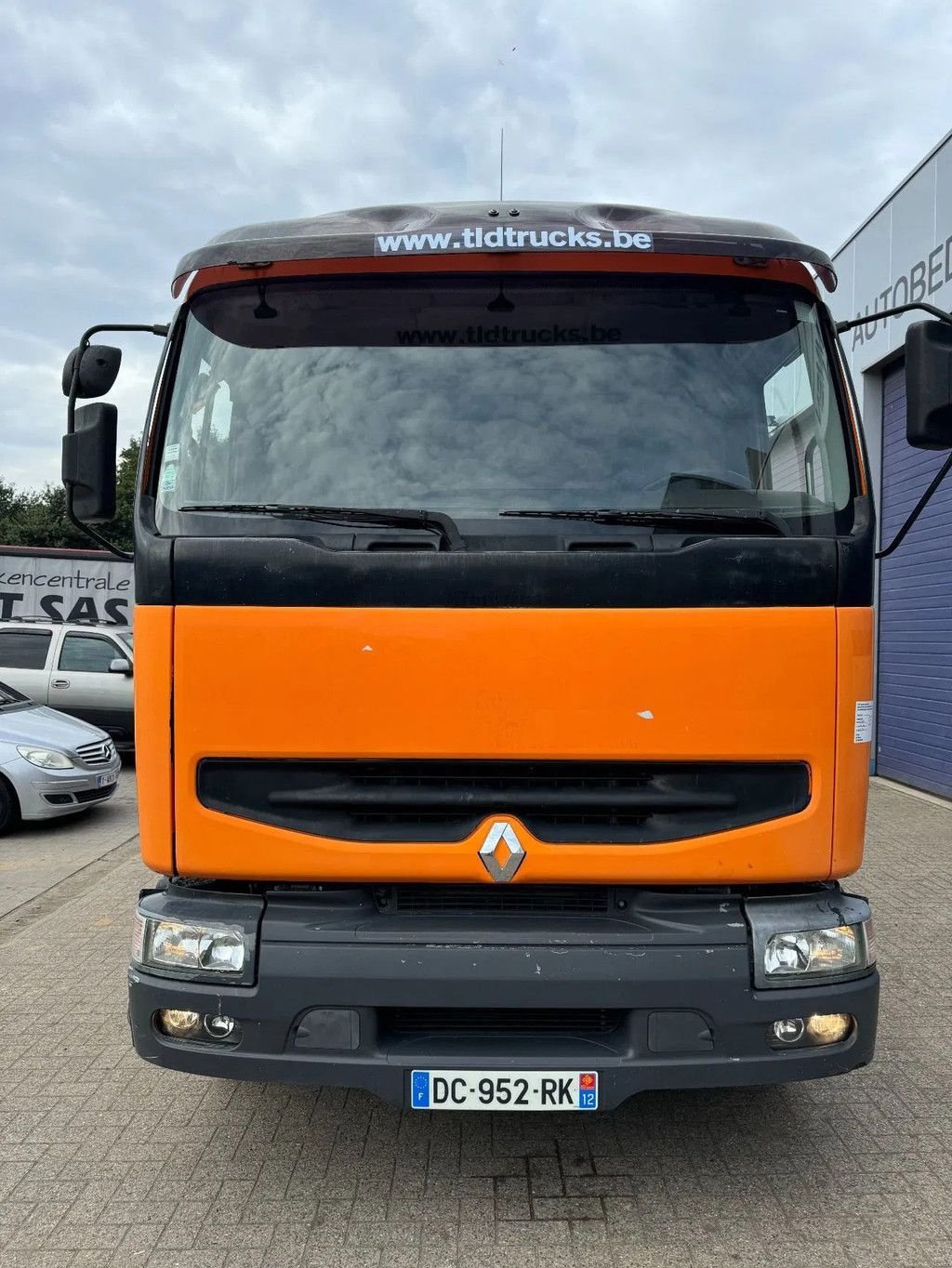 LKW of the type Renault Premium 420 **FLATBED + HMF CRANE**, Gebrauchtmaschine in Kessel (Picture 3)