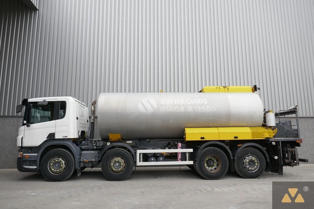 LKW of the type Scania P380 8x2, Gebrauchtmaschine in Zevenbergen (Picture 1)