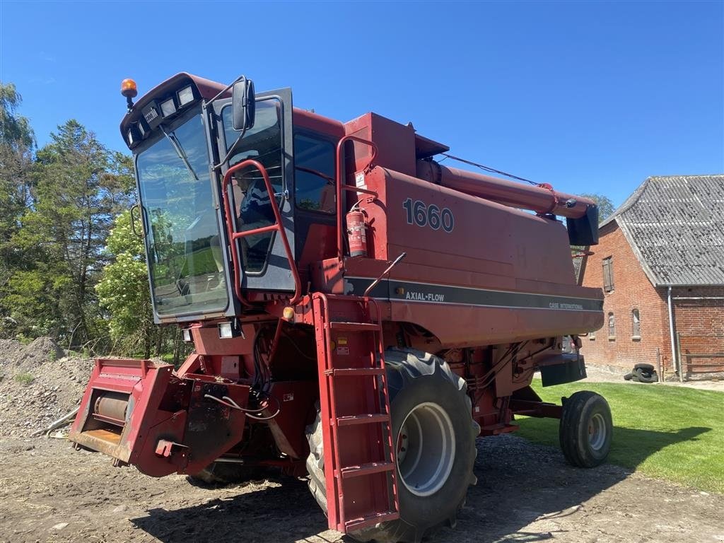 Mähdrescher des Typs Case IH 1660 med 1030 skærebord. Velholdt maskine., Gebrauchtmaschine in øster ulslev (Bild 1)