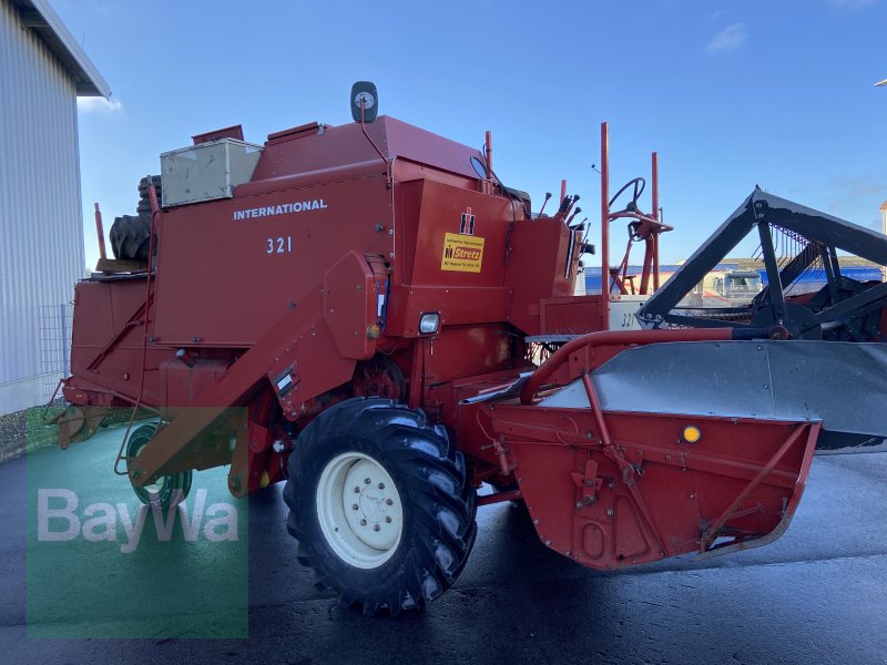 Mähdrescher des Typs Case IH 321 fast neu mit diversen ET. Teilen, Gebrauchtmaschine in Bamberg (Bild 1)