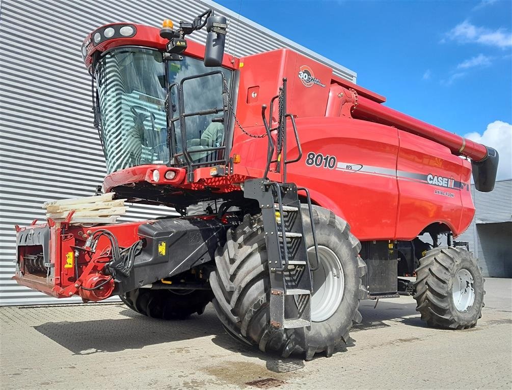 Mähdrescher des Typs Case IH 8010 med 30 fods skærebord, Gebrauchtmaschine in Horsens (Bild 1)