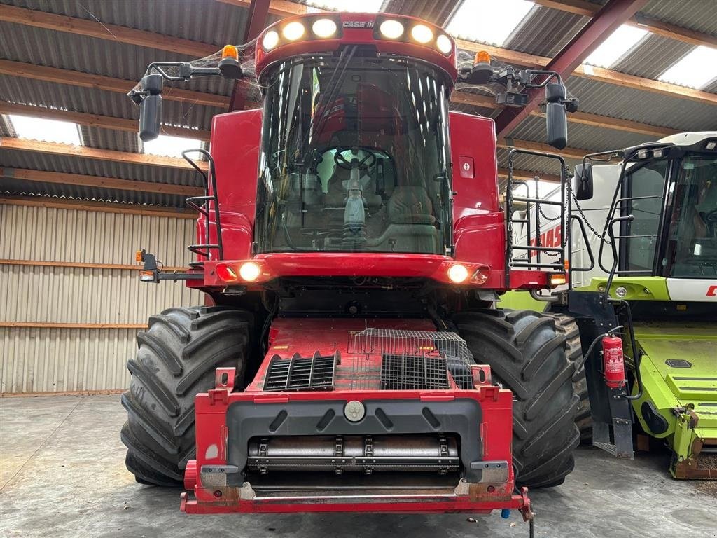 Mähdrescher tip Case IH 8010 med 30 fods variobord INCL. 30 Fod Variofeed kærebord og vogn og Smartsteer Kan ses på Fyn. Ring til Ulrik på 40255544. Jeg snakker Jusk, tysk og engelsk., Gebrauchtmaschine in Kolding (Poză 3)