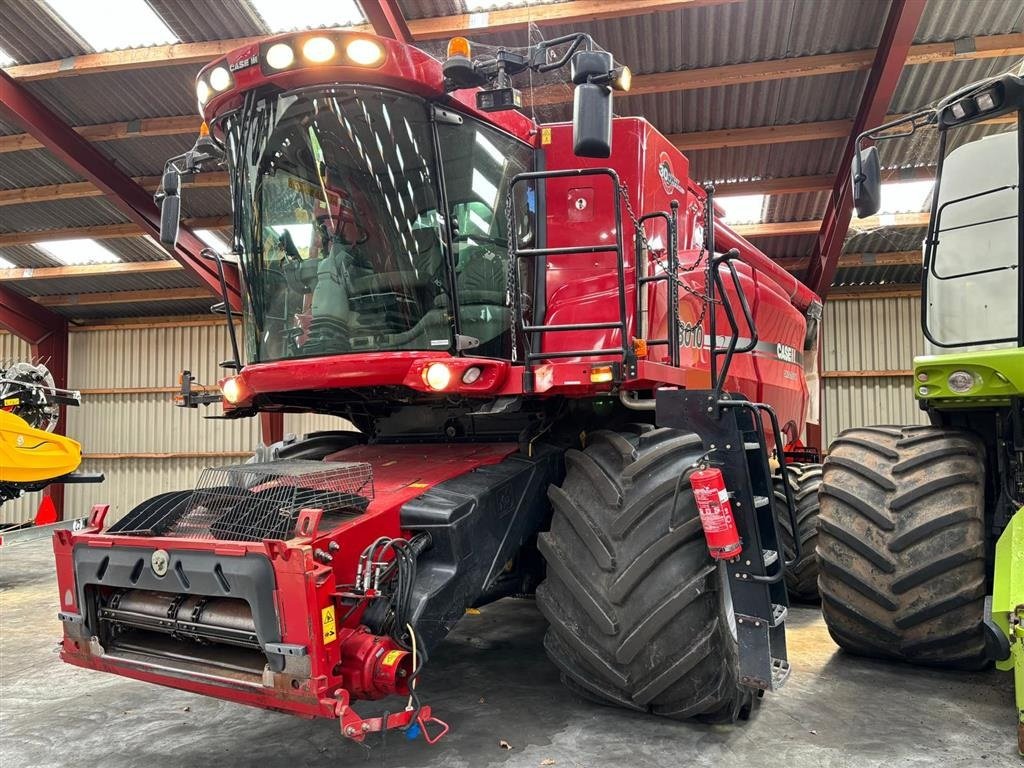 Mähdrescher tip Case IH 8010 med 30 fods variobord INCL. 30 Fod Variofeed kærebord og vogn og Smartsteer Kan ses på Fyn. Ring til Ulrik på 40255544. Jeg snakker Jusk, tysk og engelsk., Gebrauchtmaschine in Kolding (Poză 4)