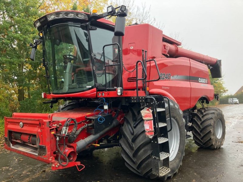 Mähdrescher des Typs Case IH Axial 8240, Gebrauchtmaschine in Brønderslev (Bild 1)