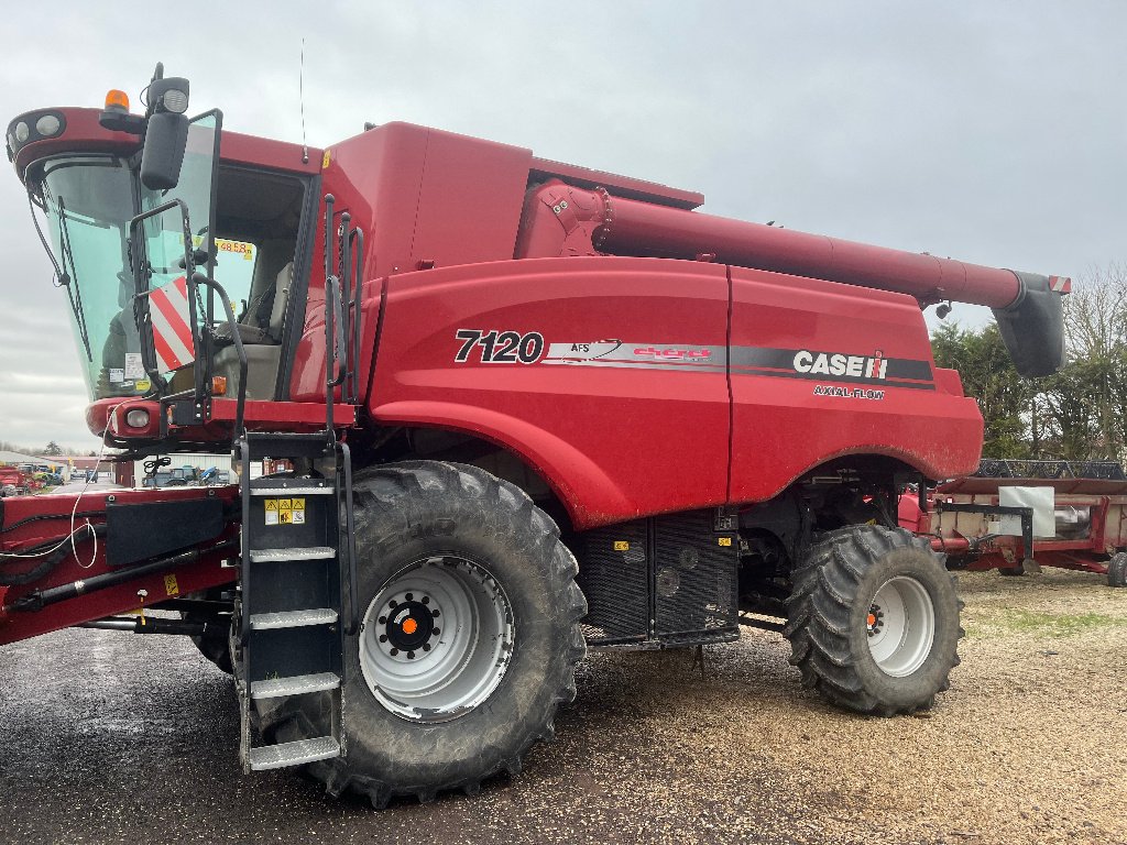 Mähdrescher of the type Case IH AXIAL-FLOW 7120, Gebrauchtmaschine in VERT TOULON (Picture 1)