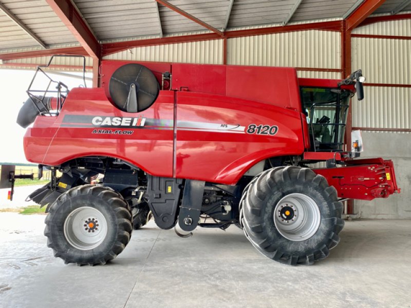 Mähdrescher van het type Case IH AXIAL-FLOW 8120, Gebrauchtmaschine in VERT TOULON (Foto 1)