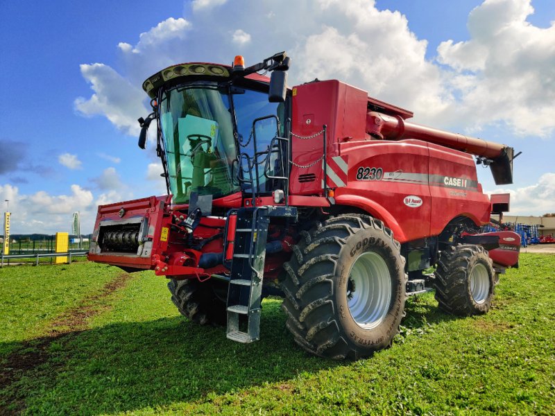 Mähdrescher des Typs Case IH AXIAL-FLOW 8230, Gebrauchtmaschine in VERT TOULON (Bild 1)