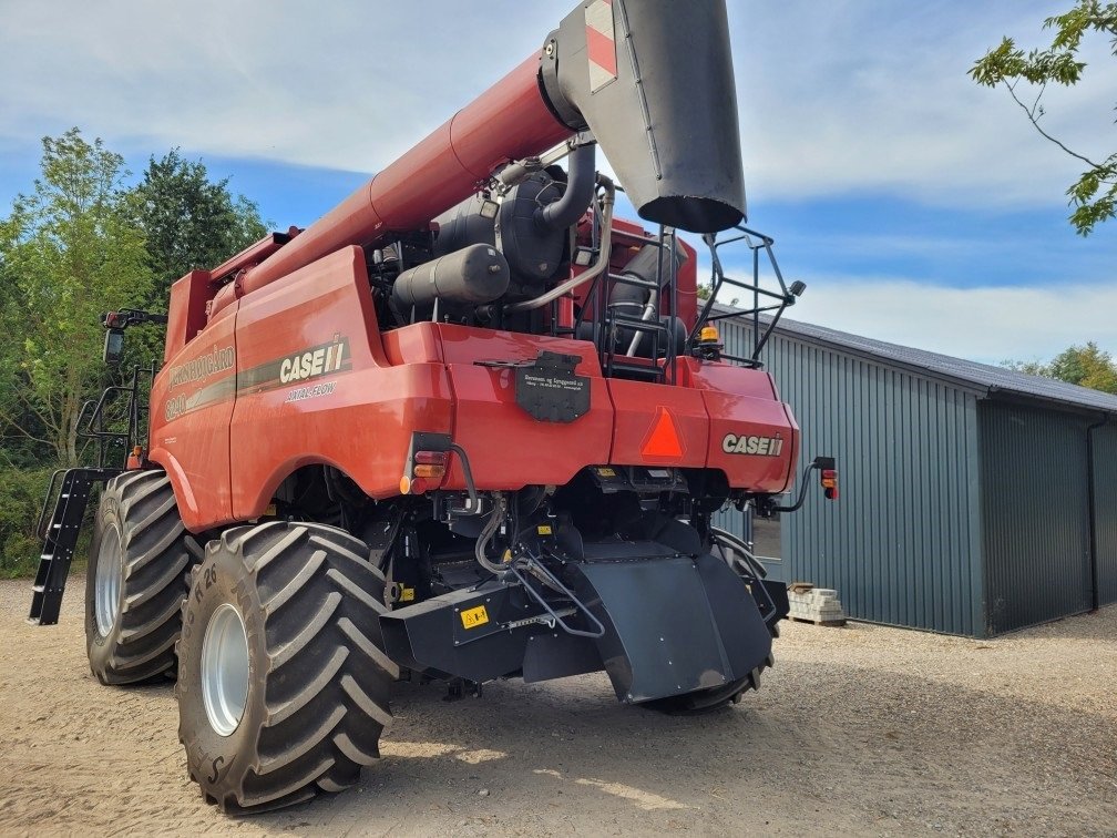 Mähdrescher Türe ait Case IH Axial Flow 8240 35 fod 3050 skærebord, vogn og 4WD, Gebrauchtmaschine içinde Aulum (resim 2)