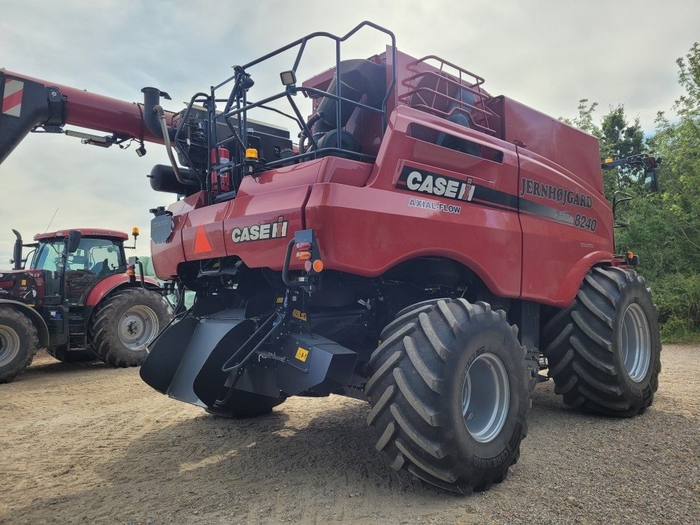 Mähdrescher van het type Case IH Axial Flow 8240 35 fod 3050 skærebord, vogn og 4WD, Gebrauchtmaschine in Aulum (Foto 4)