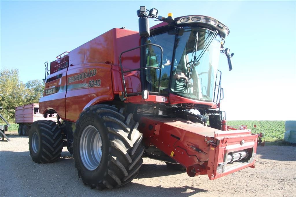 Mähdrescher del tipo Case IH Axial Flow 8240 4 WD og 35 fods skærebord, Gebrauchtmaschine In Høng (Immagine 3)