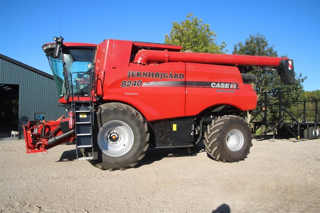 Mähdrescher typu Case IH Axial Flow 8240 4 WD og 35 fods skærebord, Gebrauchtmaschine v Høng (Obrázok 1)