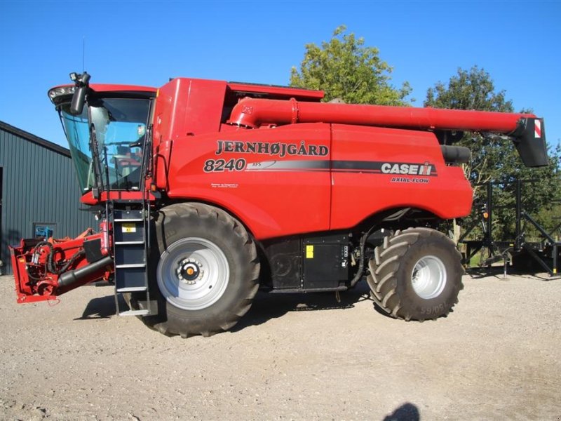 Mähdrescher of the type Case IH Axial Flow 8240 4 WD og 35 fods skærebord, Gebrauchtmaschine in Høng