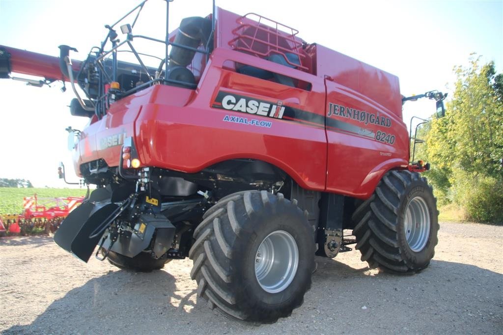 Mähdrescher del tipo Case IH Axial Flow 8240 4 WD og 35 fods skærebord, Gebrauchtmaschine In Høng (Immagine 5)