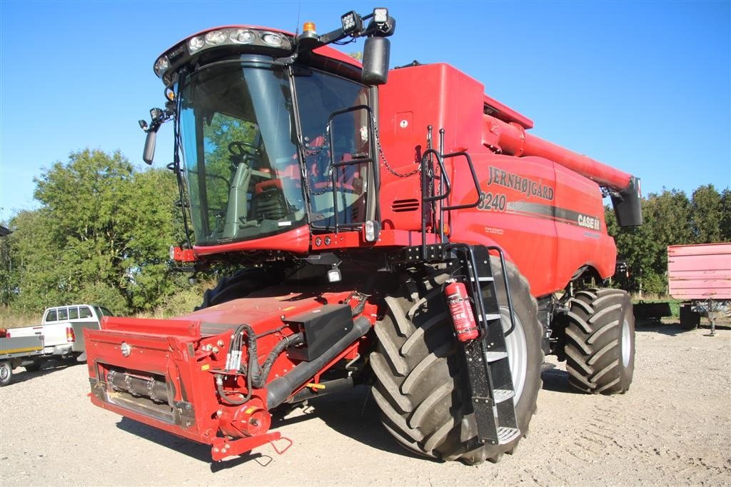 Mähdrescher del tipo Case IH Axial Flow 8240 4 WD og 35 fods skærebord, Gebrauchtmaschine In Høng (Immagine 2)