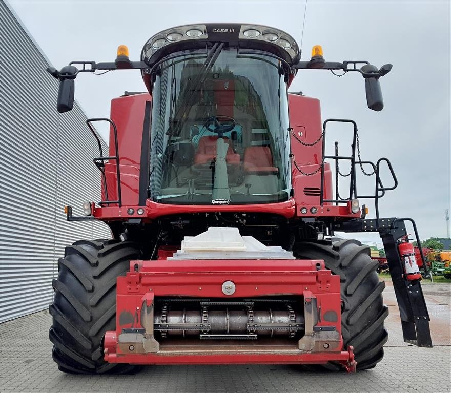 Mähdrescher Türe ait Case IH Axial Flow 8240 med 30 fods vario skærebord, Gebrauchtmaschine içinde Horsens (resim 5)