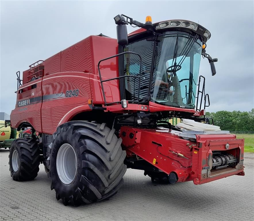 Mähdrescher Türe ait Case IH Axial Flow 8240 med 30 fods vario skærebord, Gebrauchtmaschine içinde Horsens (resim 4)