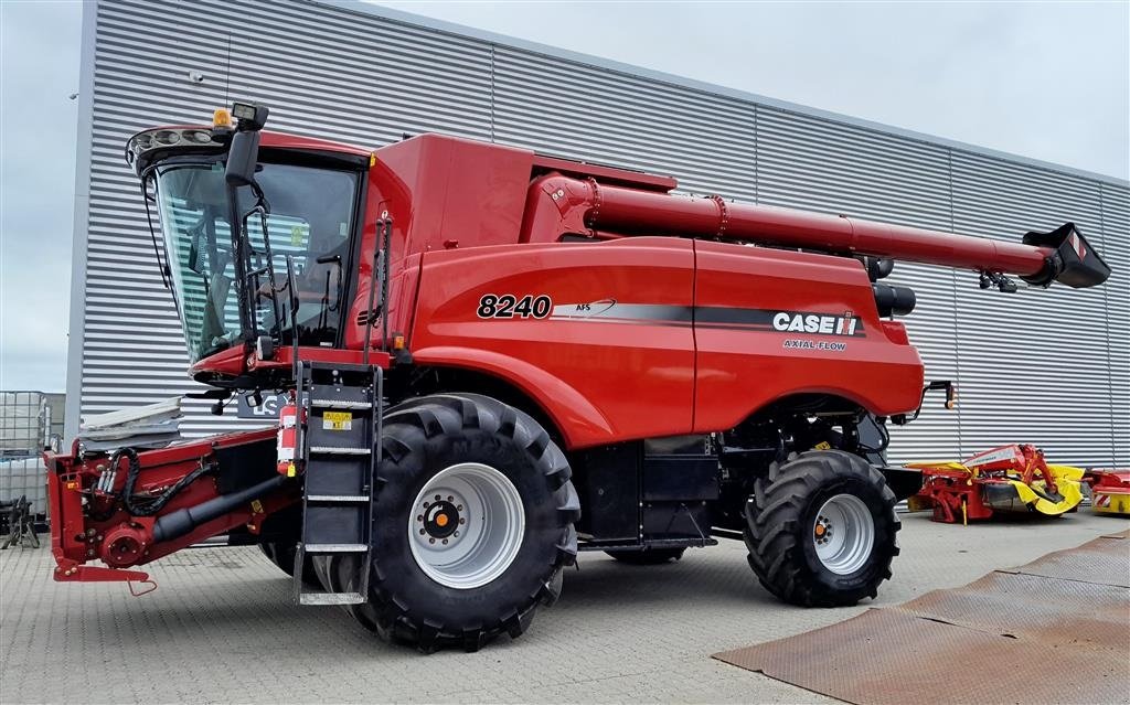 Mähdrescher des Typs Case IH Axial Flow 8240 med 30 fods Vario skærebord, Gebrauchtmaschine in Horsens (Bild 1)