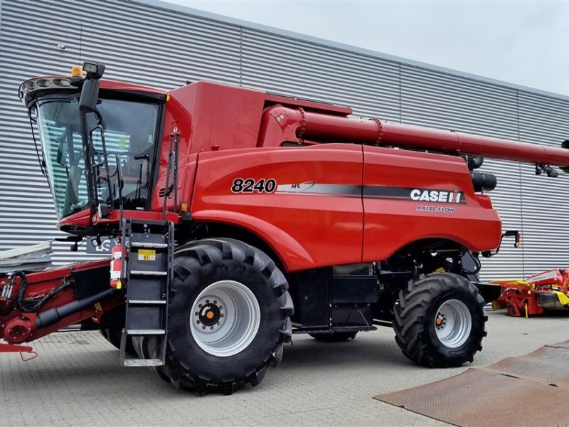 Mähdrescher des Typs Case IH Axial Flow 8240 med 30 fods Vario skærebord, Gebrauchtmaschine in Horsens (Bild 1)