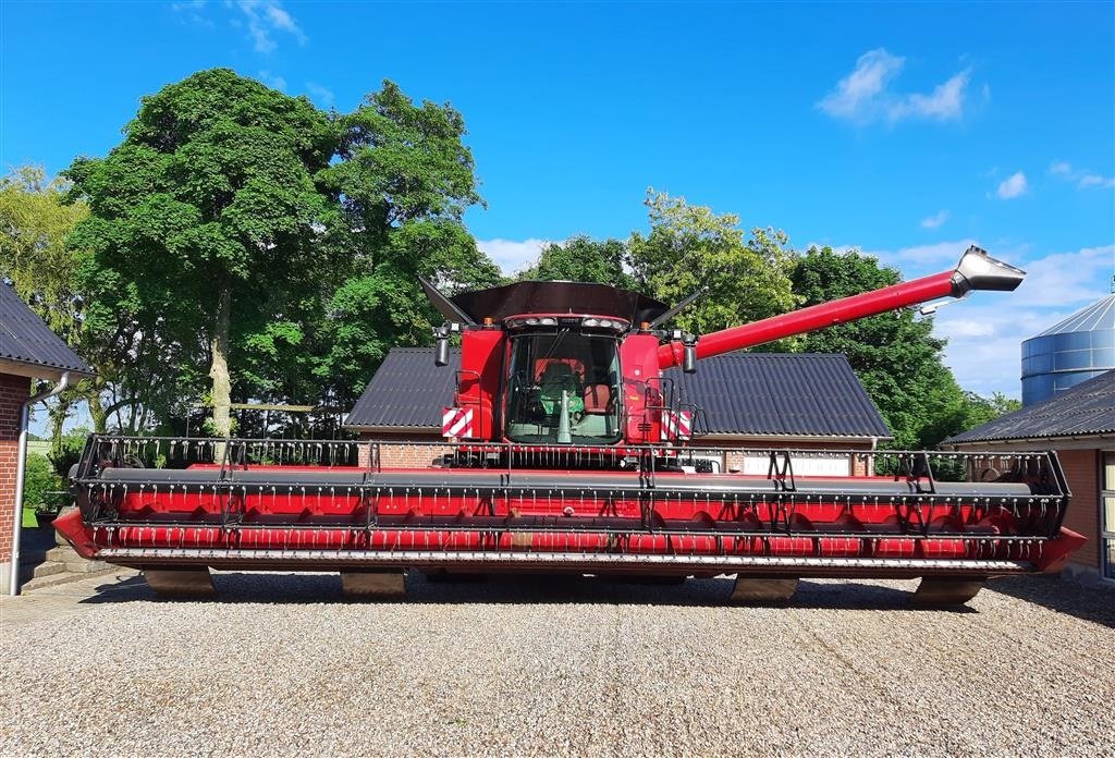 Mähdrescher of the type Case IH AXIAL-FLOW 8250 med 35 fods Case IH skærebord, Gebrauchtmaschine in Horsens (Picture 5)