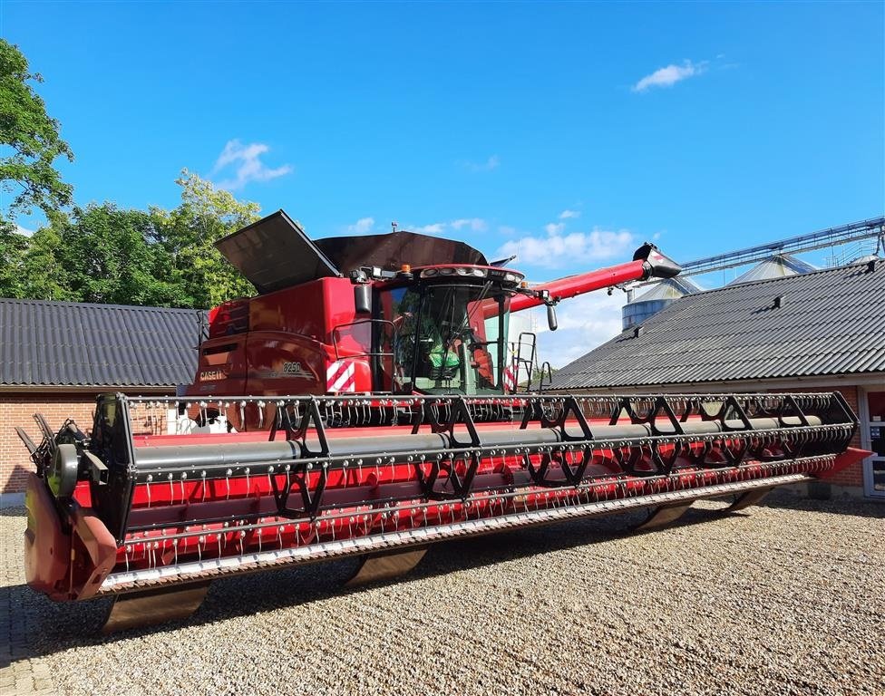 Mähdrescher del tipo Case IH AXIAL-FLOW 8250 med 35 fods Case IH skærebord, Gebrauchtmaschine en Horsens (Imagen 4)