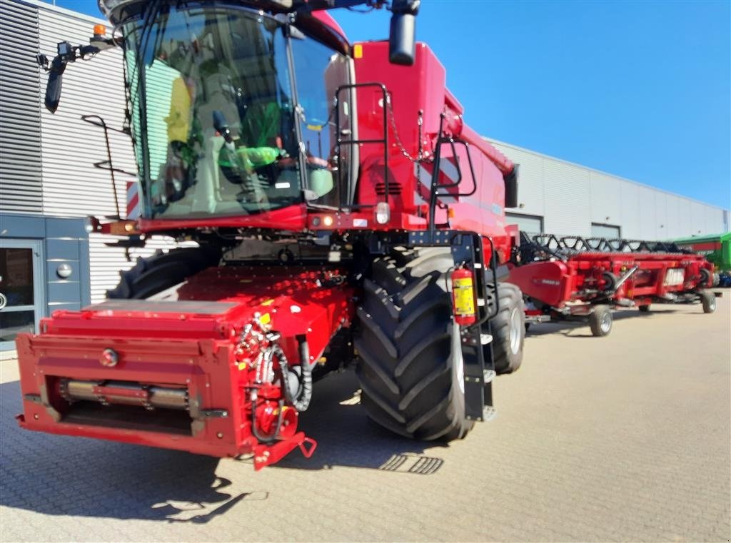 Mähdrescher del tipo Case IH AXIAL-FLOW 8250 med 35 fods Case IH skærebord, Gebrauchtmaschine In Horsens (Immagine 6)