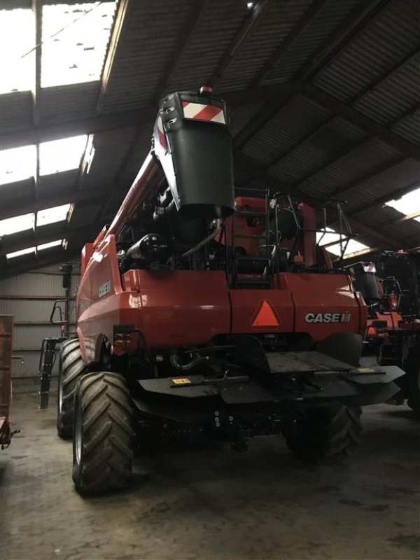 Mähdrescher tip Case IH AXIAL-FLOW 8250 Med 4WD og Harvest Command, kun 570 tærsketimer, Gebrauchtmaschine in Horsens (Poză 3)