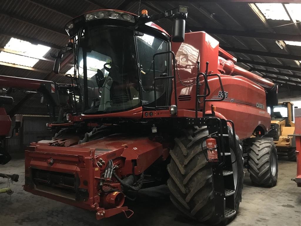 Mähdrescher Türe ait Case IH AXIAL-FLOW 8250 Med 4WD og Harvest Command, kun 570 tærsketimer, Gebrauchtmaschine içinde Horsens (resim 2)