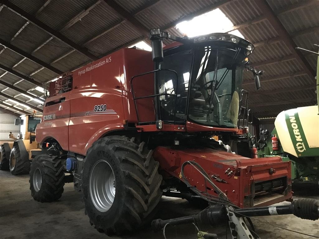 Mähdrescher Türe ait Case IH AXIAL-FLOW 8250 Med 4WD og Harvest Command, kun 570 tærsketimer, Gebrauchtmaschine içinde Horsens (resim 1)