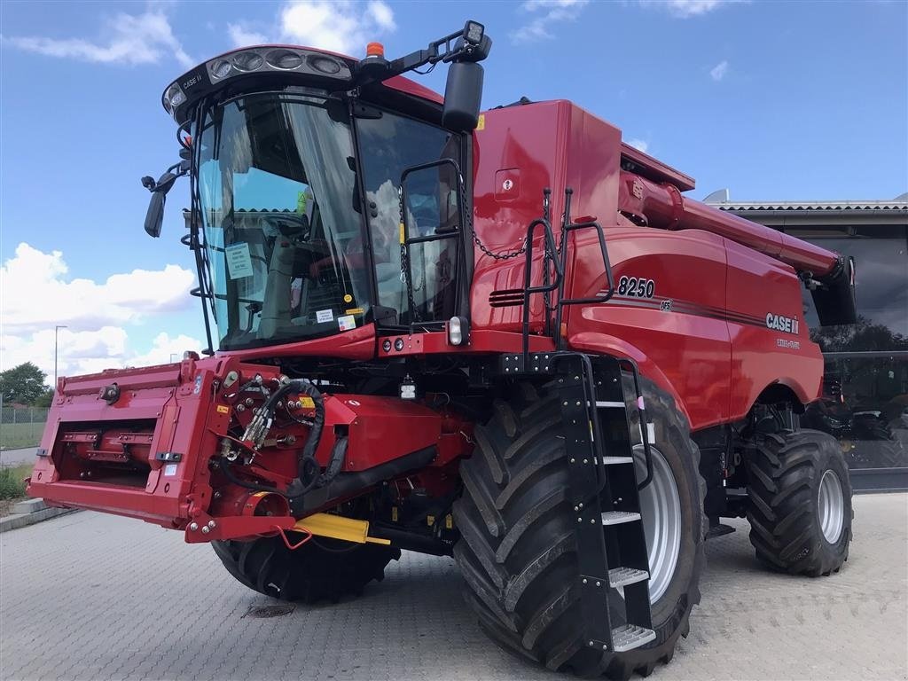 Mähdrescher za tip Case IH AXIAL-FLOW 8250, Gebrauchtmaschine u Aalborg SV (Slika 1)