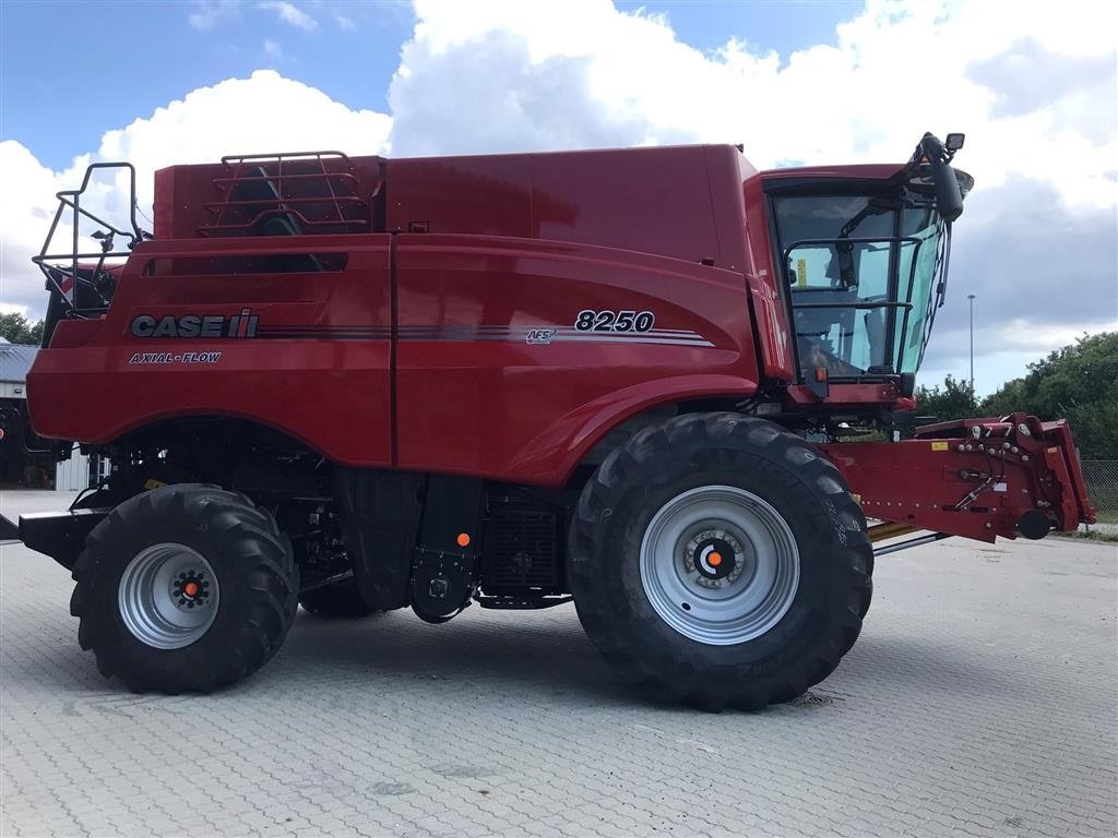 Mähdrescher tip Case IH AXIAL-FLOW 8250, Gebrauchtmaschine in Aalborg SV (Poză 3)