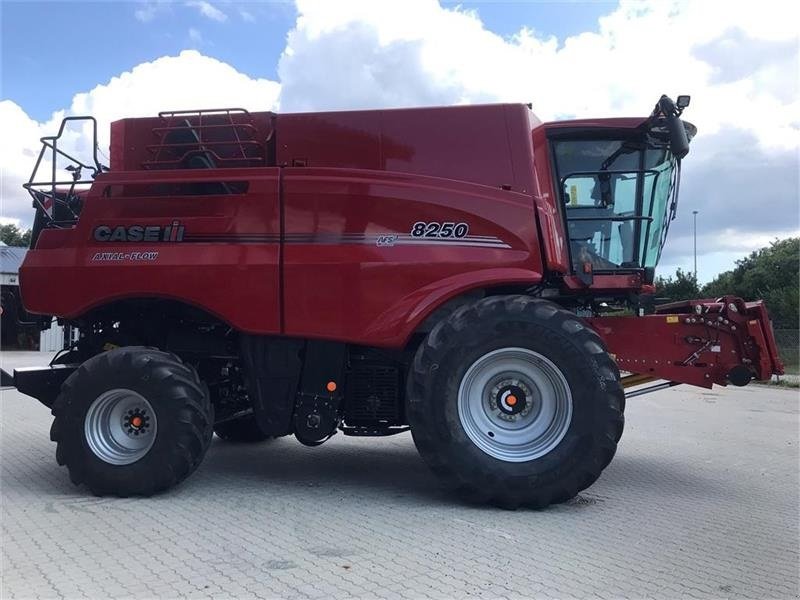 Mähdrescher от тип Case IH AXIAL-FLOW 8250, Gebrauchtmaschine в Vrå, Frejlev, Hornslet & Ringsted (Снимка 3)