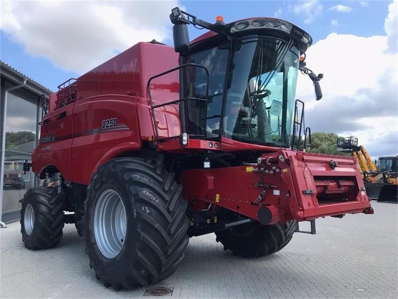 Mähdrescher от тип Case IH AXIAL-FLOW 8250, Gebrauchtmaschine в Vrå, Frejlev, Hornslet & Ringsted (Снимка 2)