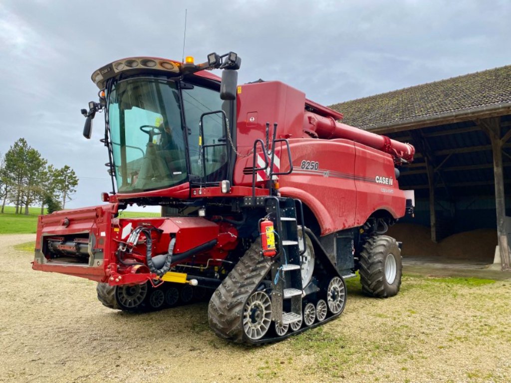 Mähdrescher van het type Case IH AXIAL-FLOW 8250, Gebrauchtmaschine in VERT TOULON (Foto 2)