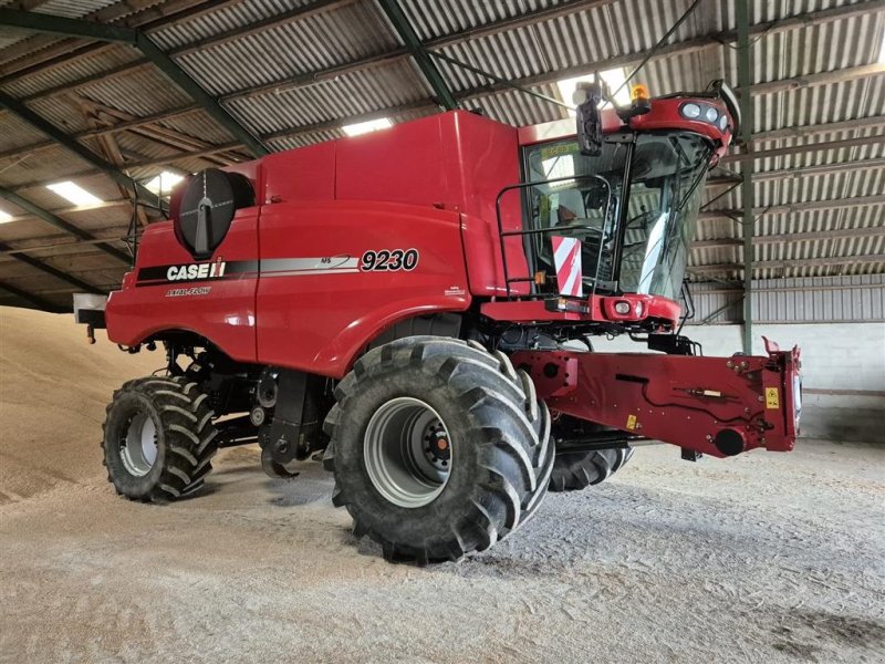 Mähdrescher of the type Case IH Axial Flow 9230 Inkl. 30 fod skærebord og vogn., Gebrauchtmaschine in Spøttrup (Picture 1)